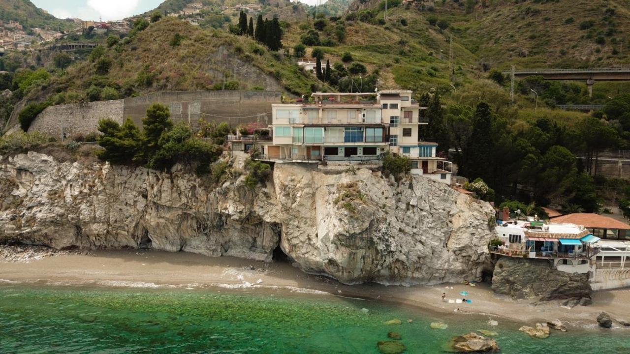 Mare Roccia Beachfront Apartment Таормина Экстерьер фото